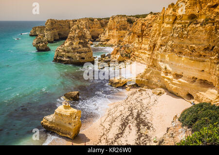 Marinha Beach si trova sulla costa atlantica in Portogallo, Algarve. Foto Stock