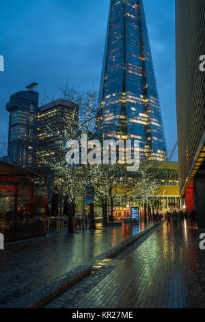 LONDON, Regno Unito - 16 dicembre 2017: vista del coccio e decorazioni di Natale su più Londra Riverside durante la stagione festiva di Londra al tramonto. Foto Stock