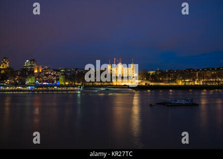 LONDON, Regno Unito - 16 dicembre 2017: Vista della Torre di Londra attraverso il Fiume Tamigi annuncio al tramonto. La Torre di Londra è un castello storico situato sul divieto del nord Foto Stock