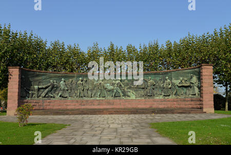 Crogiolo acquazzone monumento, Thyssen groppa avenue, cibo, Renania settentrionale-Vestfalia, Germania, Tiegelgussdenkmal, ThyssenKrupp Allee, Essen, Nordrhein-Wes Foto Stock