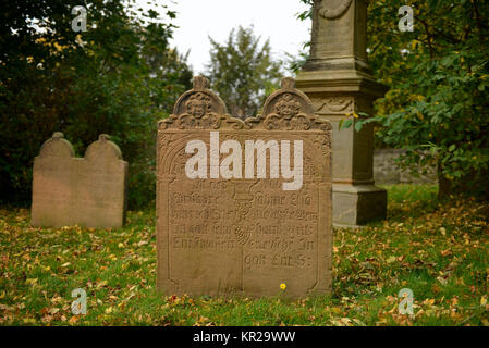 Lapidi del cimitero, Dorfkirche Stiepel, Brockhauser street, Stiepel, Bochum, Renania settentrionale-Vestfalia, Germania, Grabsteine, Friedhof Dorfkirche Stiepe Foto Stock