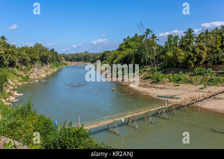 Ponte in legno sul Nam Khan rive a Luang Prabang, Laos Foto Stock