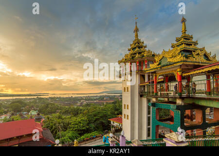 Kyaik Tan Lan o Kyaikthanlan Pagoda di Mawlamyine durante il tramonto, Stato Mon, Myanmar. Foto Stock