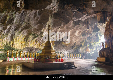 Tempio buddista in Saddar grotta nei pressi di Hpa-an in Myanmar Foto Stock