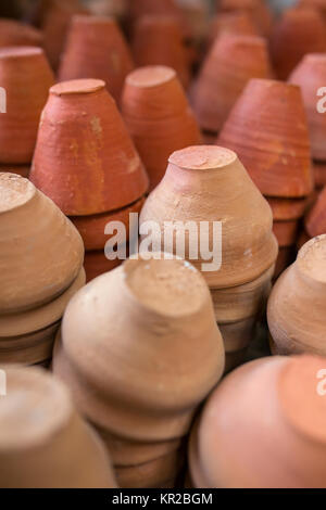 Argilla naturale tazze di tè per Indian chai tea in Kolkata, India Foto Stock