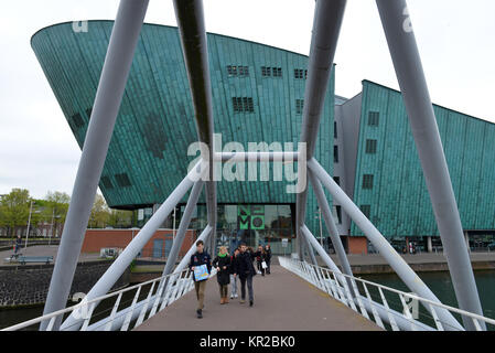 Il Footbridge, il Centro Scientifico Nemo, Oosterdok, Amsterdam, Paesi Bassi, Fussgaengerbruecke, il Centro Scientifico Nemo, Niederlande Foto Stock