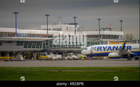 Ryan Air Flugzeug, aeroporto la bellezza del campo, Brandeburgo, Germania, Flughafen Schönefeld, Deutschland Foto Stock