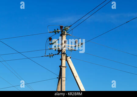 Elevata resistenza alle reti elettriche. Il pilastro di metallo contro il cielo. Foto Stock