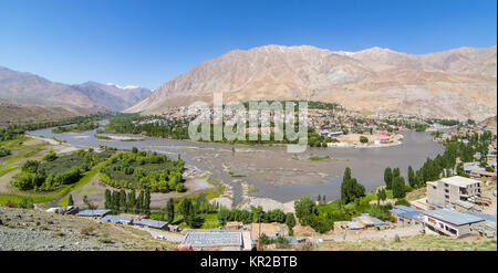 Vista superiore del fiume Indo e città di Kargil valley in Ladakh, Jammu e Kashmir in India. Grande panorama Foto Stock