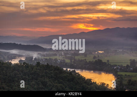 Bel tramonto sopra la valle Hsipaw da 'Sunset Hill' in Myanmar Foto Stock