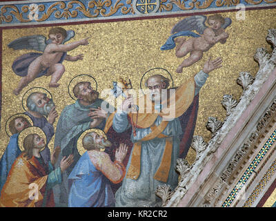 Uno dei molti mosaici sulla facciata del duomo di Orvieto Foto Stock