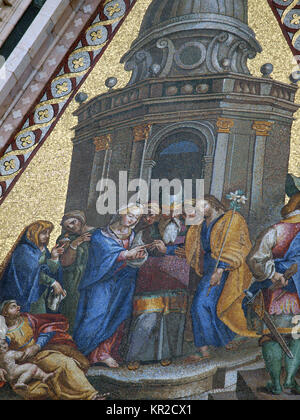 Presentazione al tempio. Uno dei molti mosaici sulla facciata del duomo di Orvieto , Umbria Foto Stock