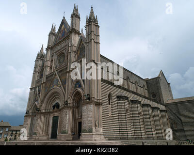 Orvieto - La facciata del Duomo.fronte ovest della facciata gotica del Duomo di Orvieto, progettato da Lorenzo Maitani. Foto Stock