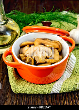 Gli champignon fritti nel tostatore con olio su tavola Foto Stock