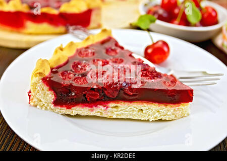 Tart cherry con bacche a bordo Foto Stock