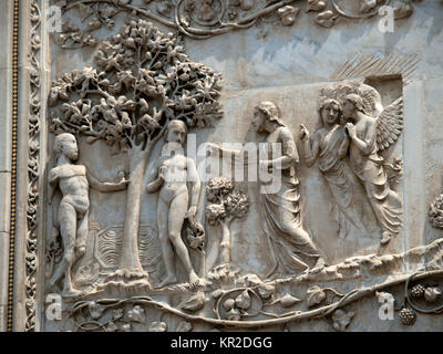 Orvieto - La facciata del Duomo. Il primo pilastro: scene dalla Genesi. In compagnia degli angeli, Dio vieta di Adamo ed Eva a mangiare il frutto dell'albero Foto Stock