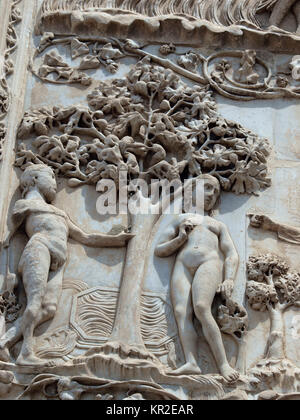 Orvieto - La facciata del Duomo. Il primo pilastro: scene dalla Genesi. In compagnia degli angeli, Dio vieta di Adamo ed Eva a mangiare il frutto dell'albero Foto Stock