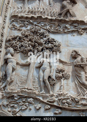 Orvieto - La facciata del Duomo. Il primo pilastro: scene dalla Genesi. In compagnia degli angeli, Dio vieta di Adamo ed Eva a mangiare il frutto dell'albero Foto Stock