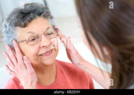 Senior donna occhiali di test Foto Stock