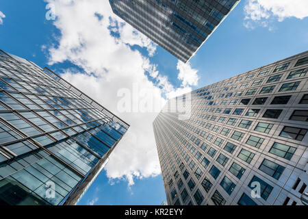 Grattacieli con le facciate in vetro si stagliano verso il cielo, architettura moderna, One Canada Square Canary Wharf a Londra, Inghilterra Foto Stock