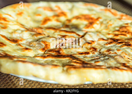 Hychin torta di pane con ripieno di patate Foto Stock