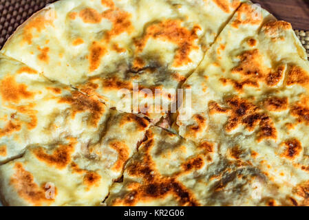 Hychin torta di pane con ripieno di patate Foto Stock