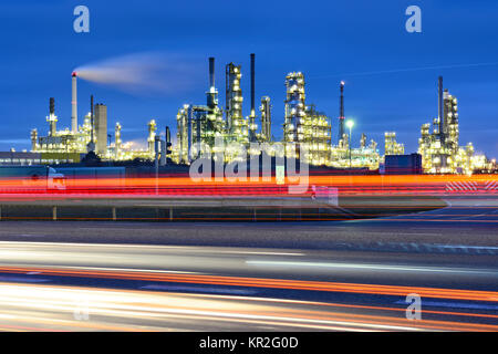Raffineria di totale Germania centrale, street con tracce di luce, crepuscolo, sito chimico di Leuna, Leuna nel Land Sassonia-Anhalt, Germania Foto Stock