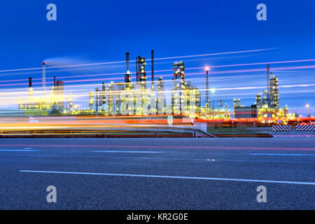 Raffineria di totale Germania centrale, street con tracce di luce, crepuscolo, sito chimico di Leuna, Leuna nel Land Sassonia-Anhalt, Germania Foto Stock