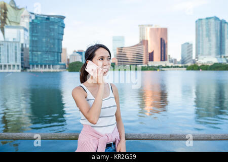 Donna chat sul cellulare a Macao Foto Stock