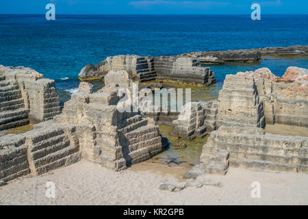 Le particolari formazioni rocciose di calette di Torre Cintola, nei pressi di Monopoli, in provincia di Bari Foto Stock