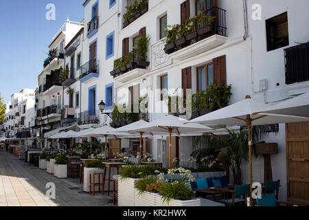 Vista della tradizionale, bianco, tipiche costruzioni in Ibiza. L'immagine riflette lo stile architettonico dell isola. Realizzata in ferro ringhiere, caffetterie, ristoranti e m Foto Stock