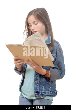 Preteen ragazza legge un libro Foto Stock