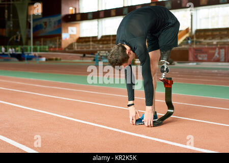 Portatori di handicap sportivo in fase di riscaldamento Foto Stock