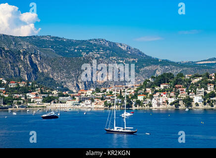 Barche in una baia del Mediterraneo a Villefranche-sur-Mer sulla cote d'azur, costa azzurra, francia Foto Stock