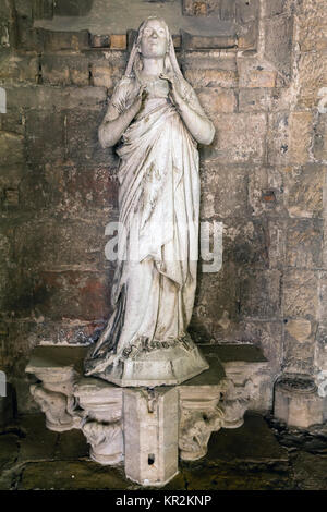 Statua della Vergine nel chiostro della Cattedrale di Lisbona Foto Stock