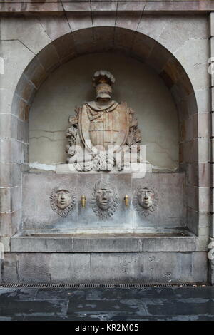 Vecchia fontana potabile vicino al monumento al cavaliere medievale Foto Stock