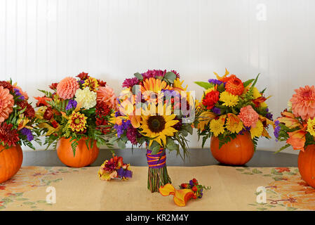 Foto di nozze cadono fiori. Il girasole bouquet nuziale è circondato da decorazioni di fiori freschi in real zucche. Colorato e divertente! Foto Stock