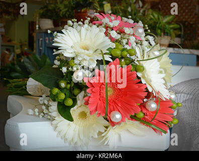 Foto di una festosa, corallo e bianco bouquet nuziale con gerbera margherite, ortensie, bacche di Hypericum, bimbo di respiro, erba loop e grande divertimento perle. Foto Stock