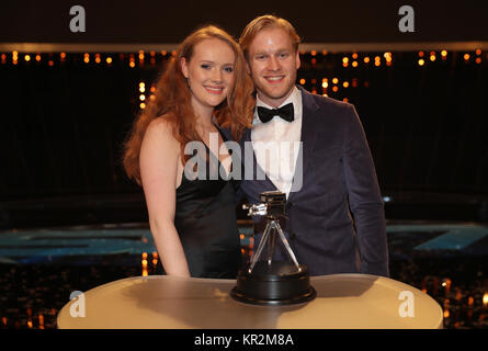 Jonny Peacock e la sua fidanzata sally marrone con il suo terzo posto del trofeo durante la BBC Sports personalità dell'anno 2017 a Liverpool Echo Arena. Foto Stock