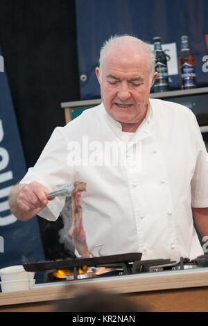 Rick Stein la cottura a Padstow Festival di Natale Foto Stock