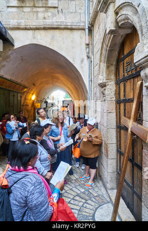 Pellegrini cristiani' cerimonia con sulla croce di legno su una fermata di Via doloroso nella città vecchia di Gerusalemme, Israe Foto Stock