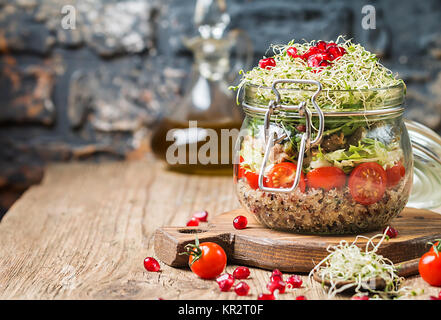 Una sana insalata in un vasetto di vetro con la quinoa, verdure e verde - cibo sano o il concetto di dieta Foto Stock
