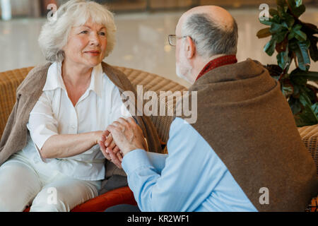 Romantico coppia senior tenendo le mani in cafe Foto Stock