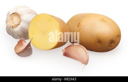 Intero fresco con la buccia di patate con la metà e aglio con chiodi di garofano isolati su sfondo bianco Foto Stock