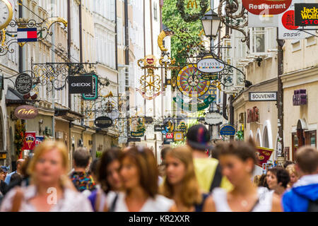 Persone non identificate a piedi la famosa strada dello shopping Getreidegasse a Salisburgo. Foto Stock