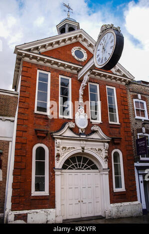 Pilastro di orologio e una lapide commemorativa a Sir Cloudesley Shovell sul Corn Exchange, 1698-1706, Rochester, Kent, Inghilterra Foto Stock