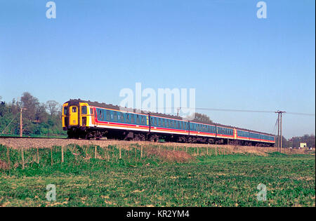 Classe 421 4CIG numero 1322 e classe 423 4VEP numero 3430 forma un Sud Ovest servizio treni Shalford a giunzione. Il 7 aprile 2002. Foto Stock