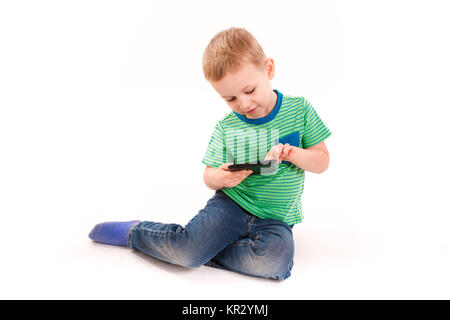 Curioso little boy utilizzando tablet pc isolato su bianco Foto Stock