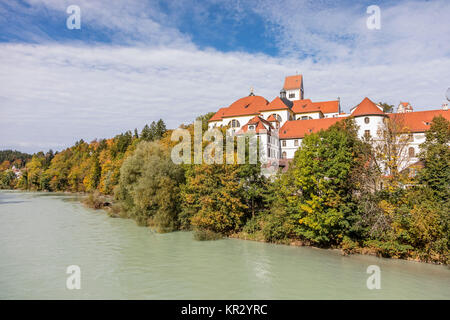 Il fiume Lech e St. Mang in autunno Foto Stock