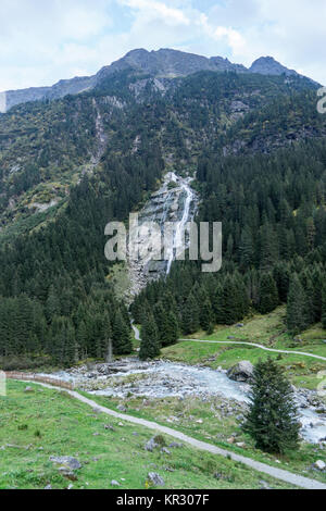 Fiume di montagna e gli alberi del paesaggio ambiente naturale. Escursioni nelle Alpi. La Cascata Grawa nella Valle dello Stubai in Tirolo, Austria Foto Stock